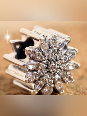 Gorgeous retired Pandora snowflake charm
